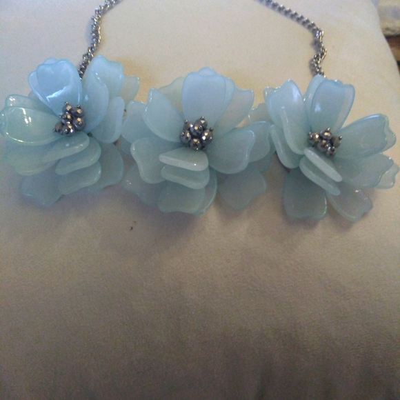 Beautiful jade color three flowers necklace